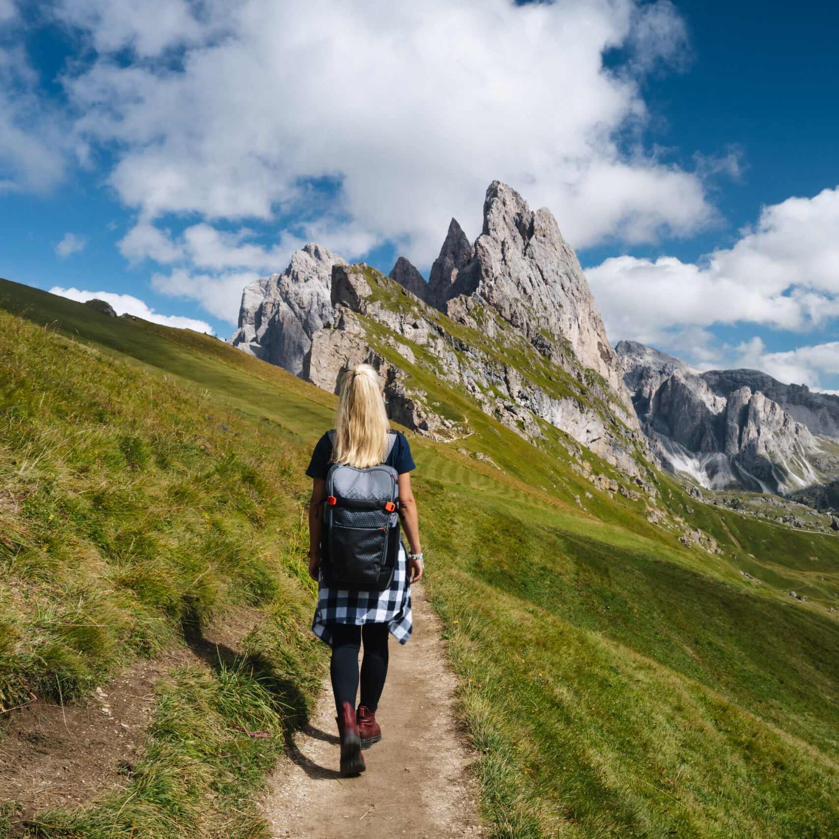 Donna che cammina tra le montagne Dolomiti