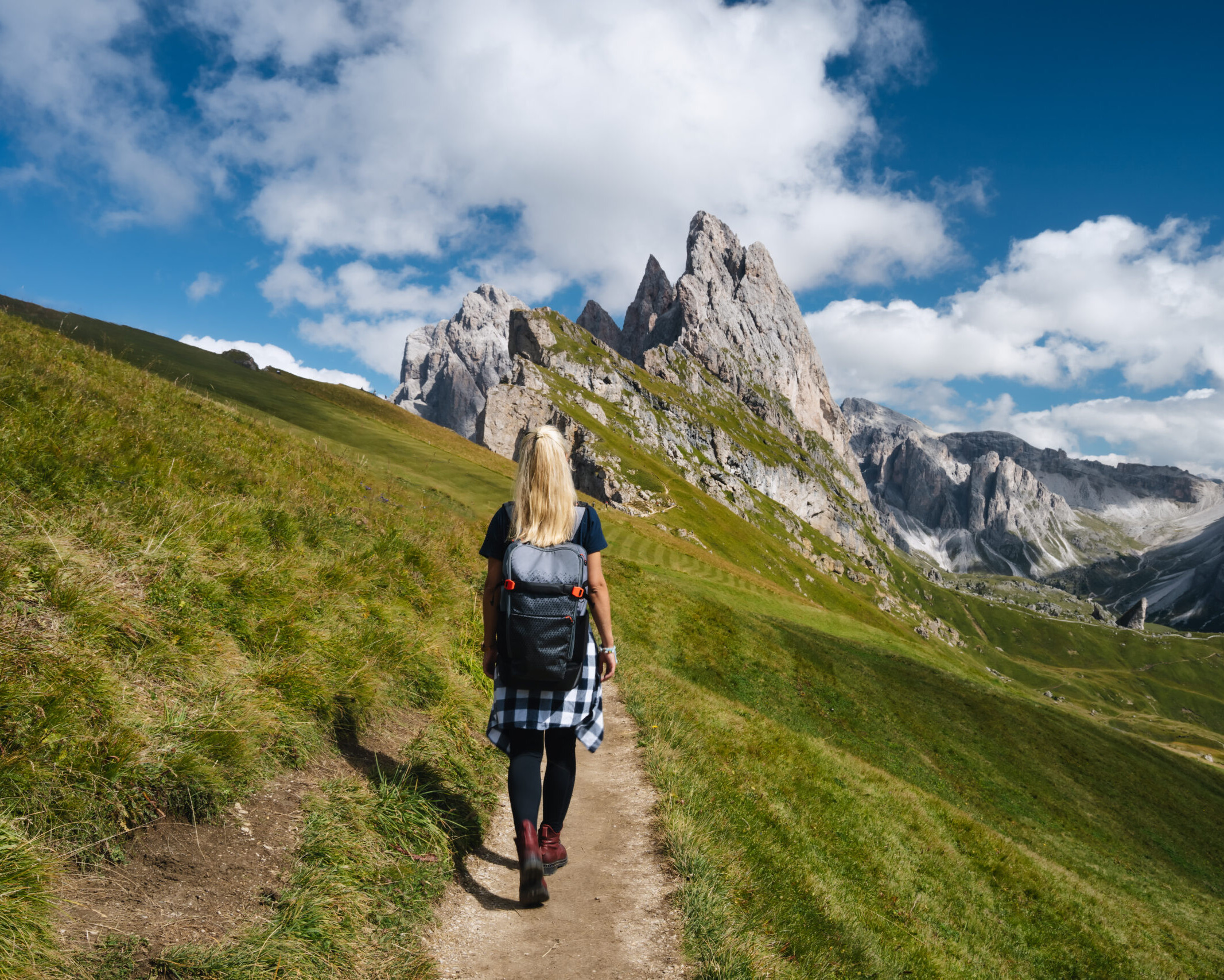 Donna che cammina tra le montagne Dolomiti