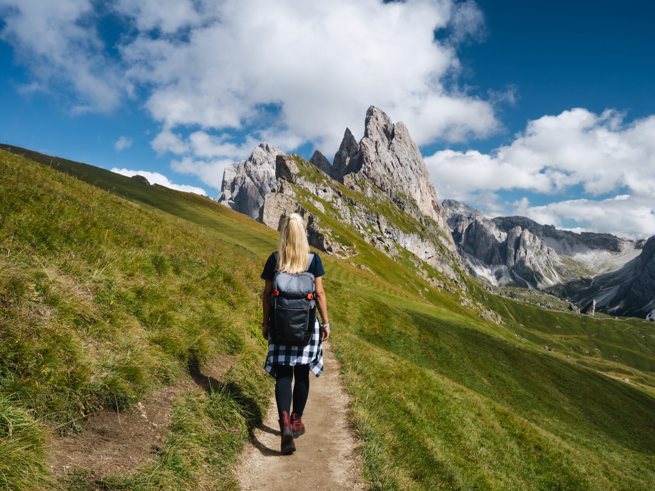 Donna che cammina tra le montagne Dolomiti