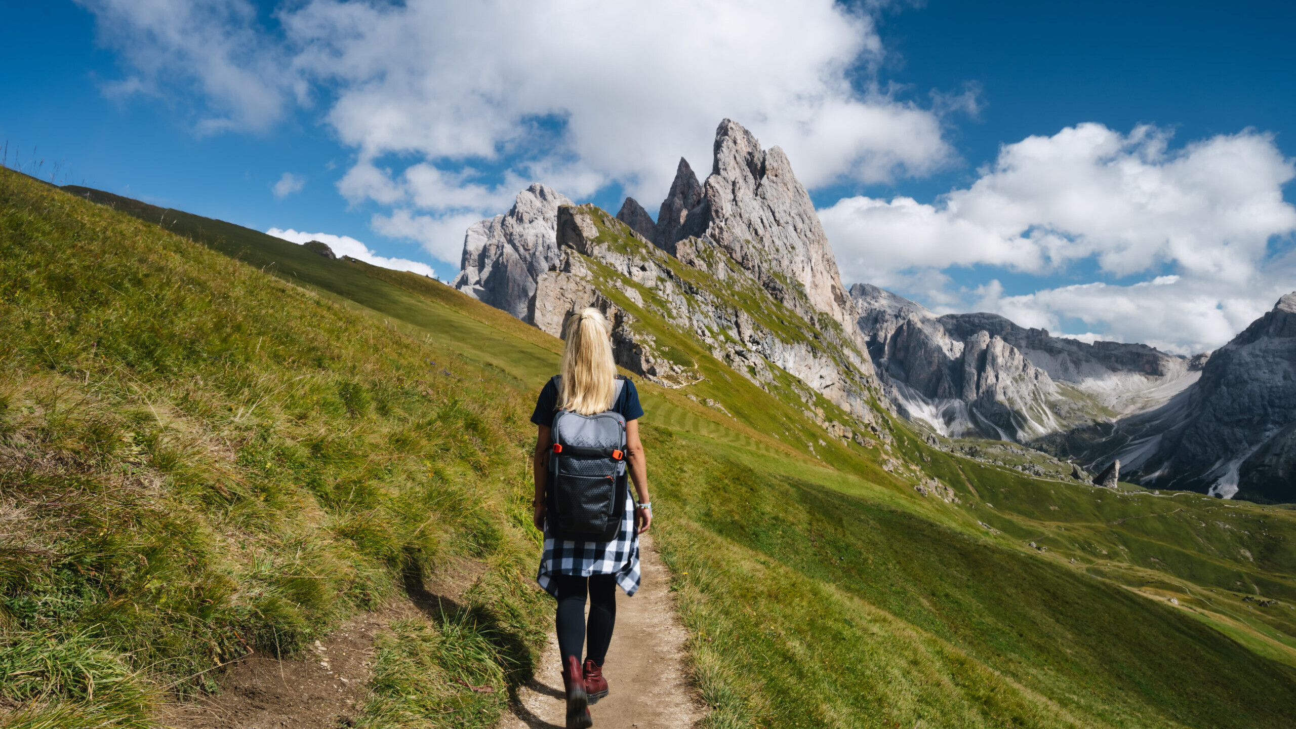 Donna che cammina tra le montagne Dolomiti