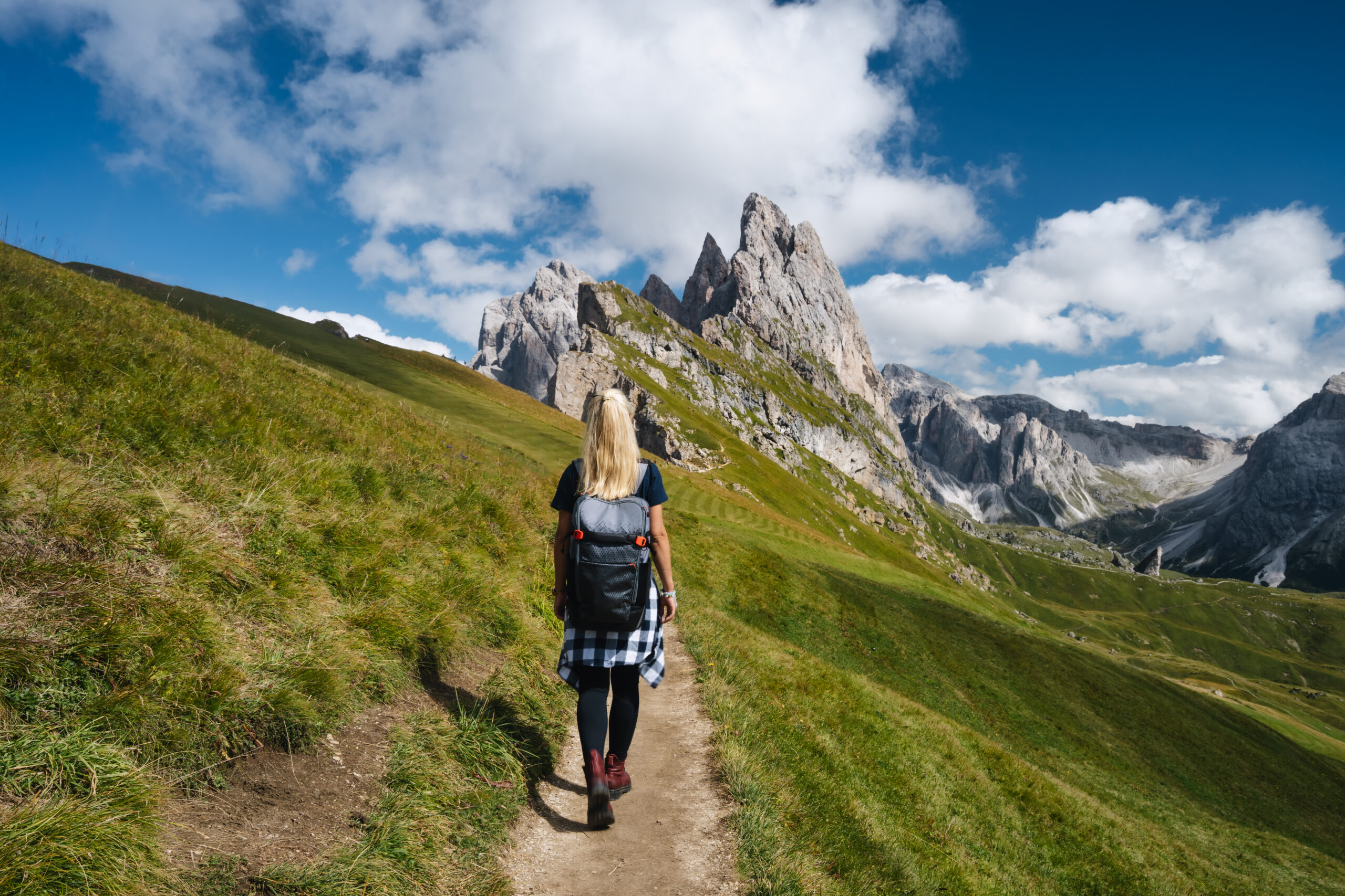 Donna che cammina tra le montagne Dolomiti