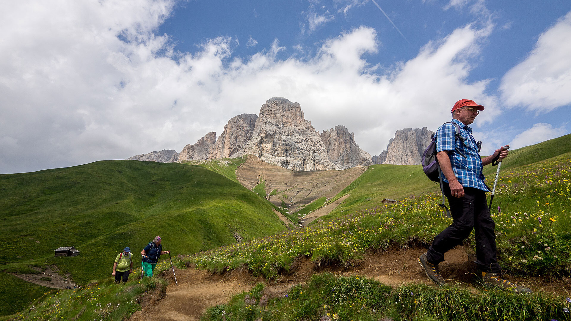 trekking estate sulle dolomiti - uomo che cammina tra le montagne