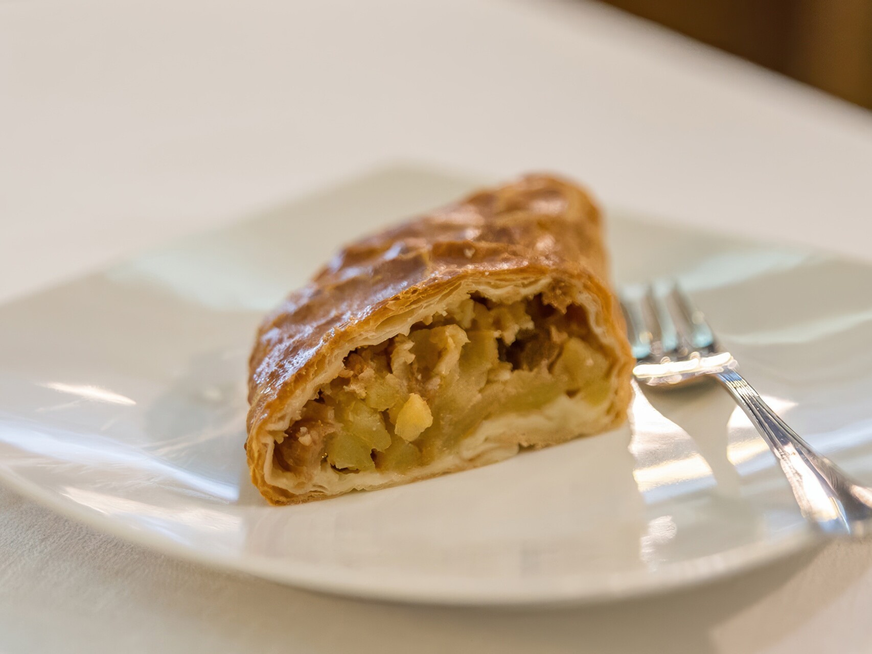 Ristorante Pasticceria Il Vecchio Posta strudel alle mele su un piatto