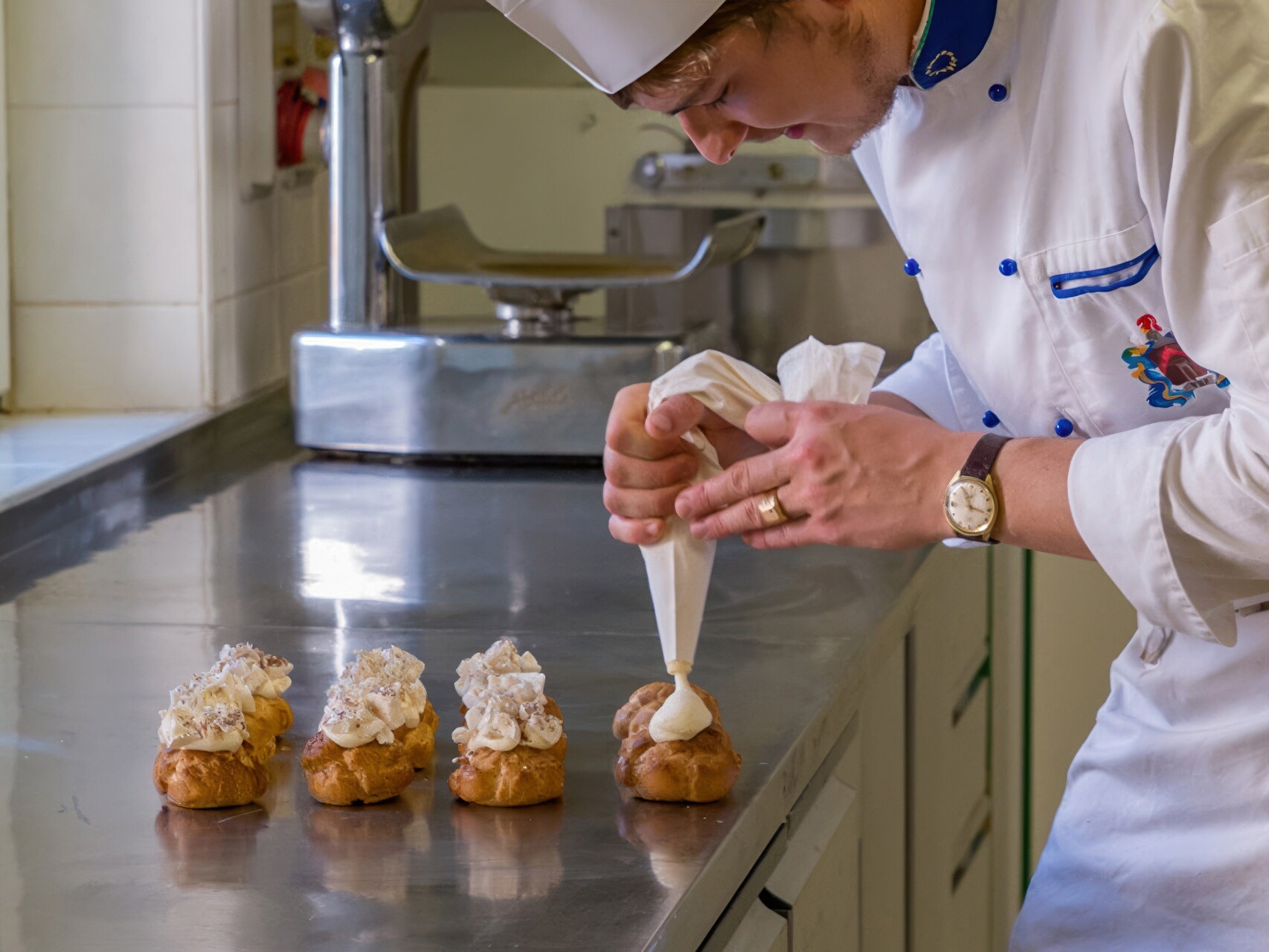 Ristorante Pasticceria Il Vecchio Posta foto pasticcere che riempie bigné