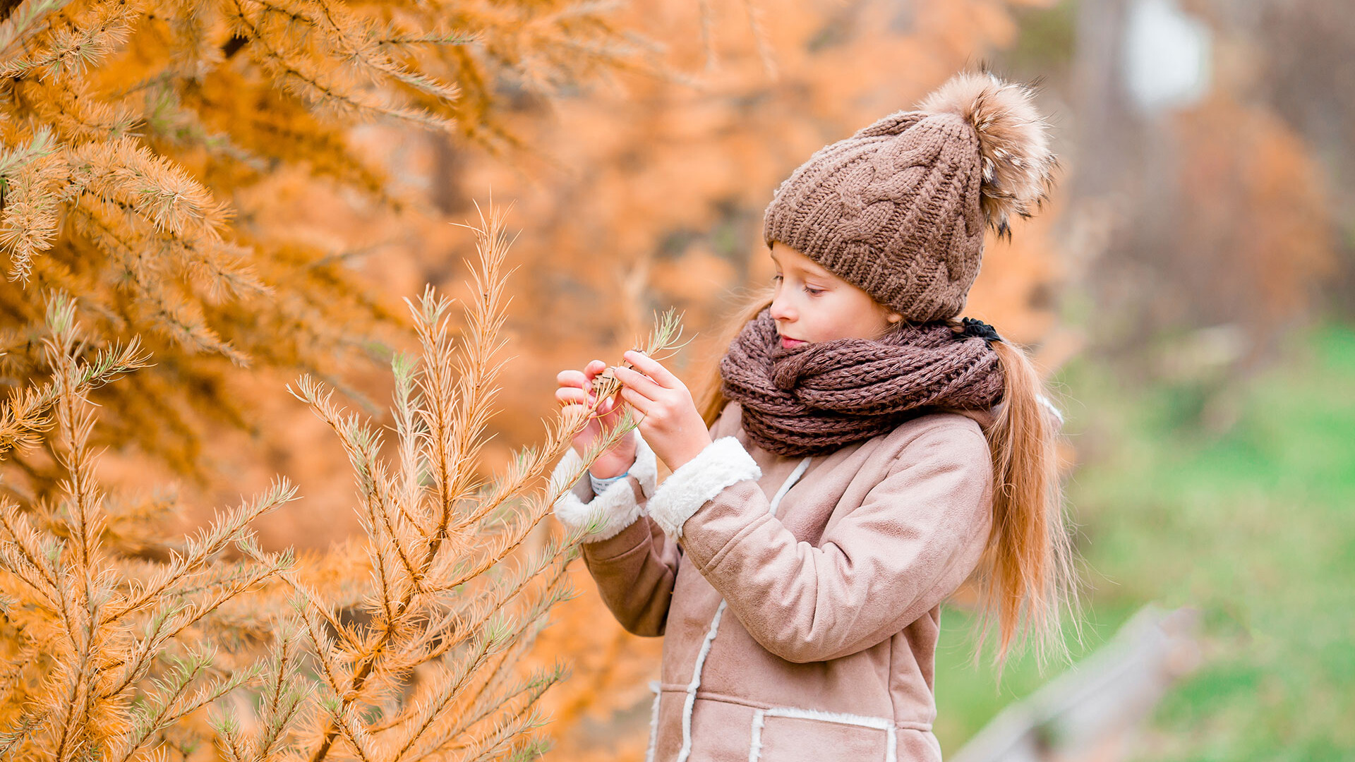 autunno sulle dolomiti - bambina con foglie autunno